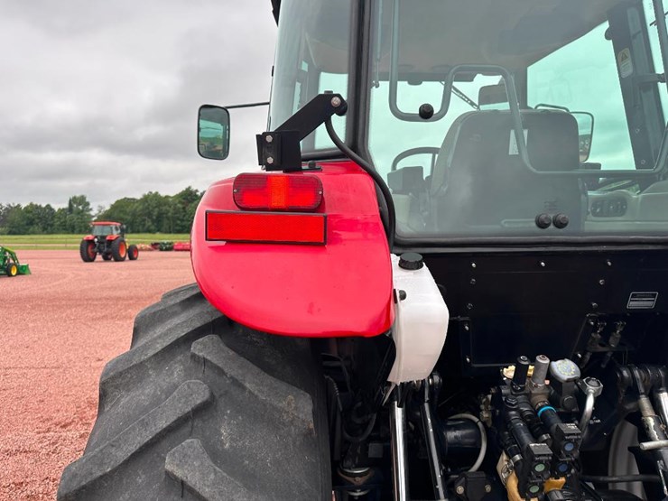 2015-case-ih-farmall-125a-image-21