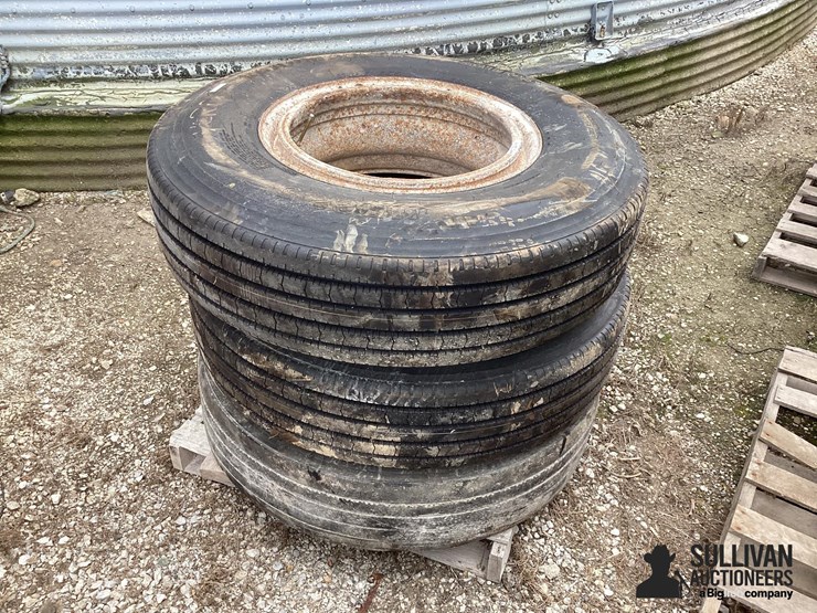 11r22.5-tires-&-rims-image-1