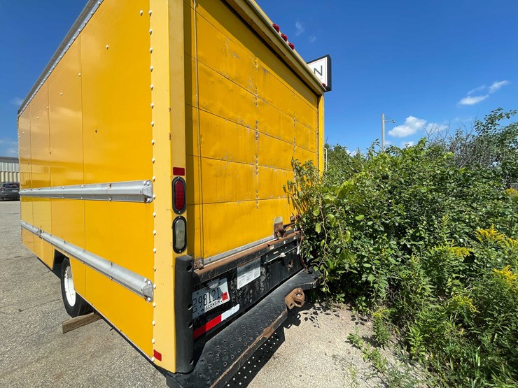 #1296-•-2012-gmc-savana-box-truck-(has-wi-title)-(of)-image-5