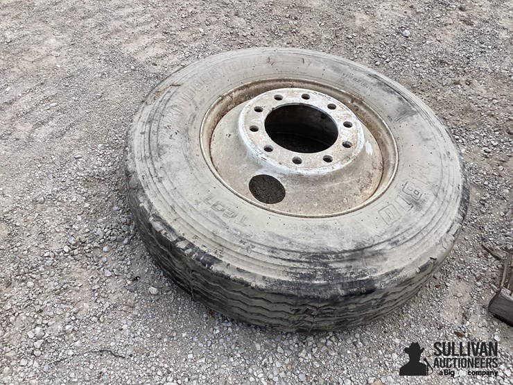 11r22.5-rim-&-tire-image-5