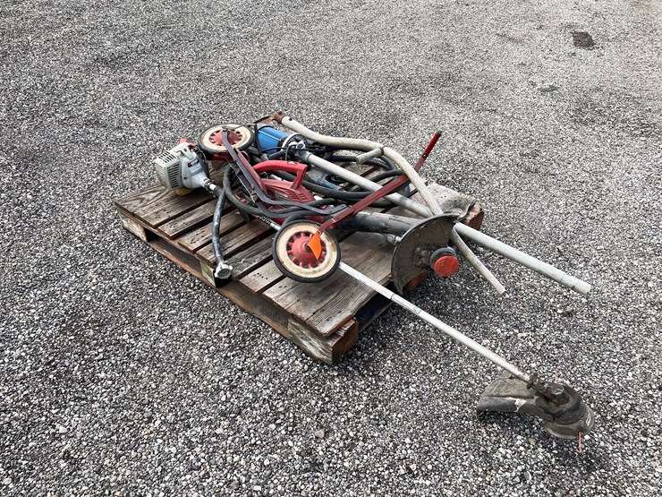 #6329-•-pallet-of-misc.-garden-tools-image-1