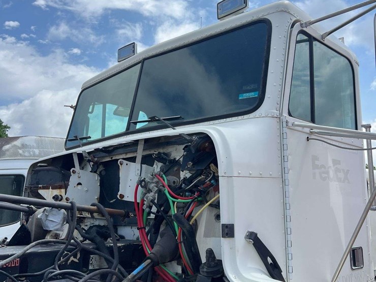 2000-freightliner-s/a-daycab-truck-*inop-image-10