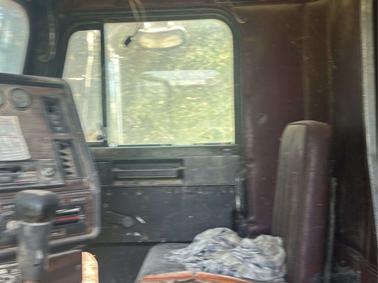 freightliner-semi-with-cummins-engine-image-25