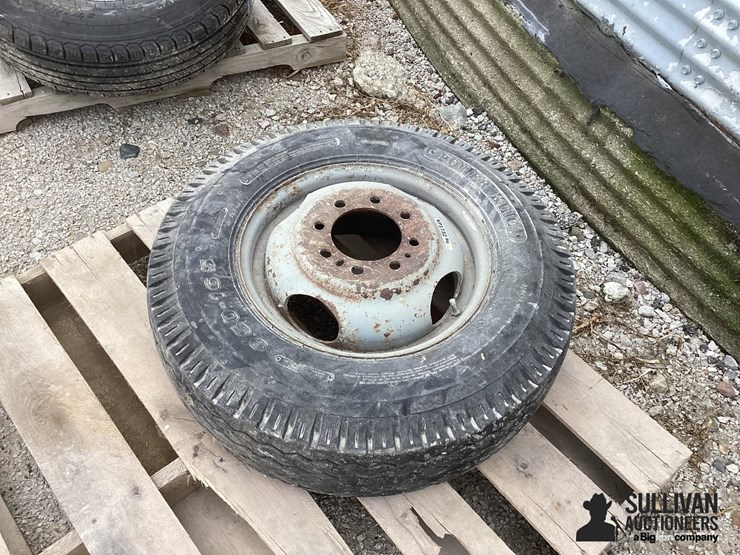 9.5-16.5-tires-&-rims-image-8