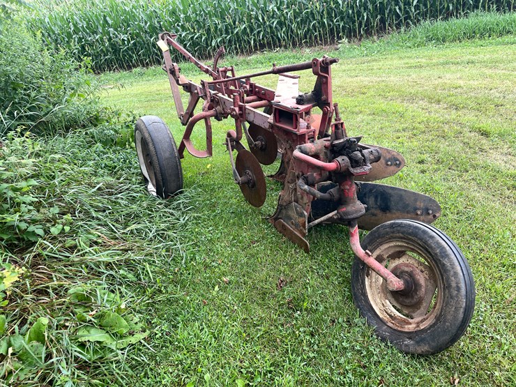 #7468-•-international-harvester-multi-bottom-plow-image-4