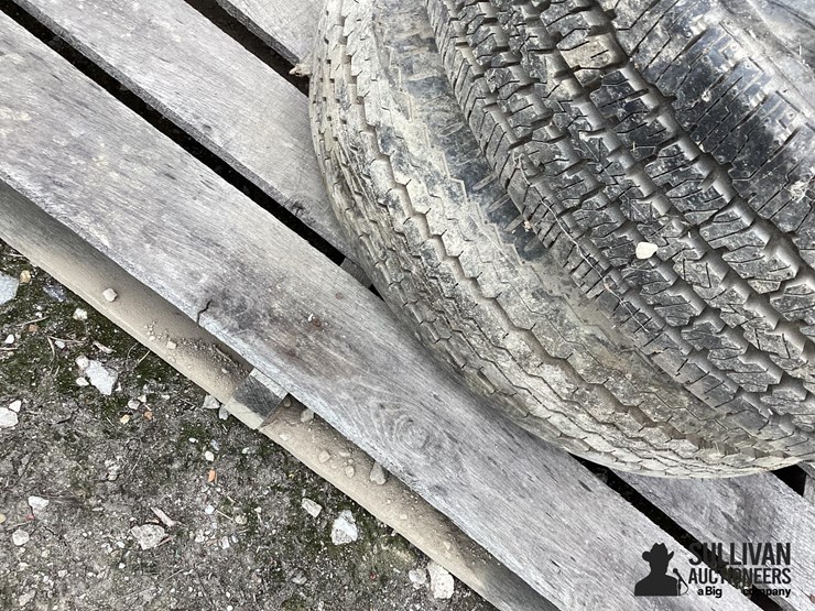 8.75r16.5-tires-&-rim-image-14