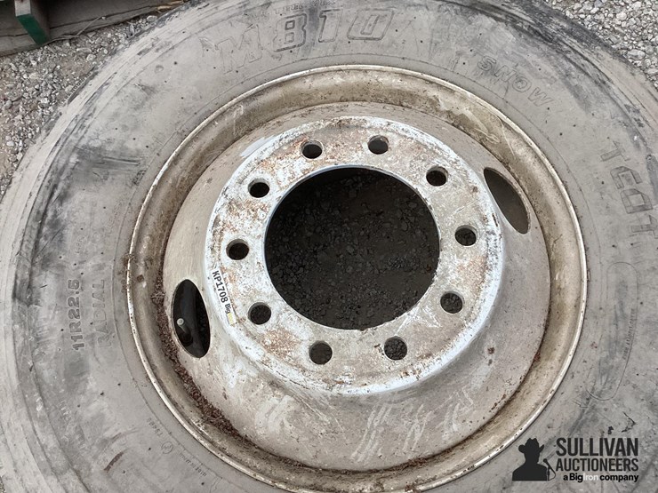 11r22.5-rim-&-tire-image-14