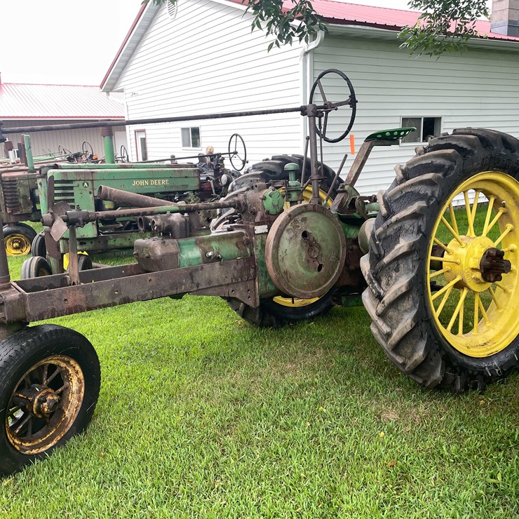 #6676 • John Deere Parts Tractor