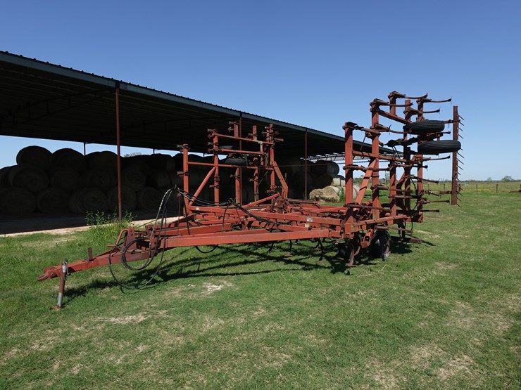#4201-•-case-ih-field-cultivator-image-1