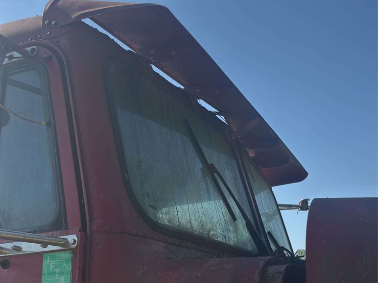 freightliner-semi-with-cummins-engine-image-20