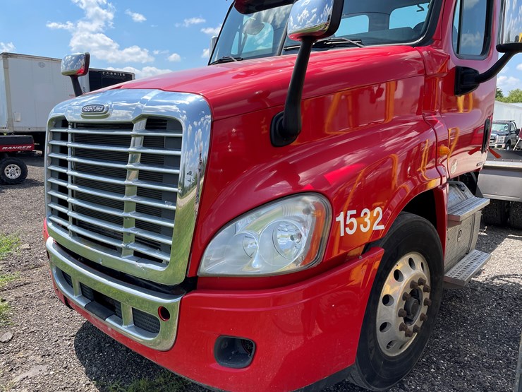 #6246-•-2011-freightliner-cascadia-semi-tractor-(has-wi-title)-image-12