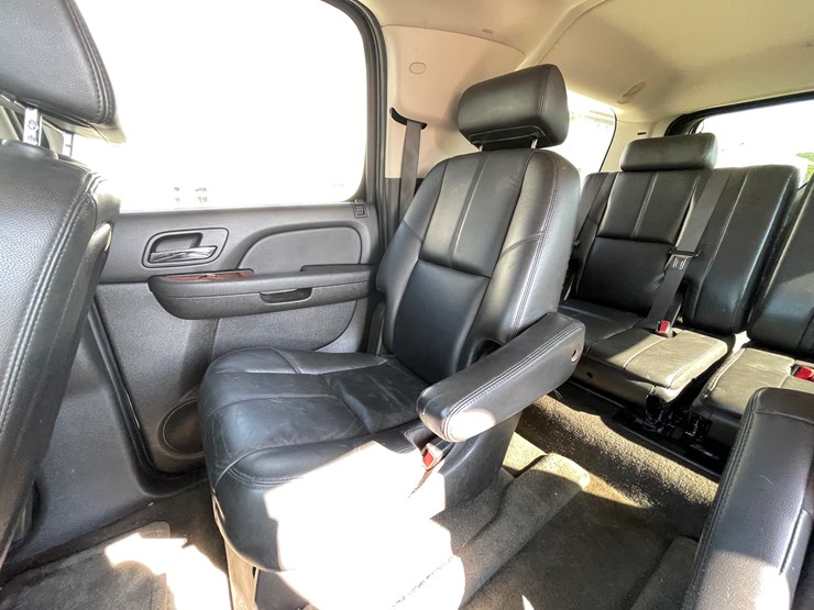 #6288-•-2008-chevy-suburban-(has-wi-title)-image-23
