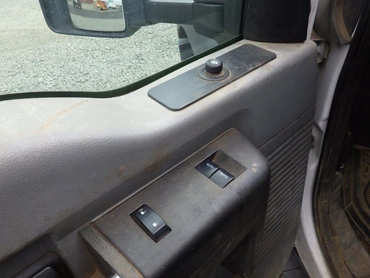 2013-ford-f550-image-21
