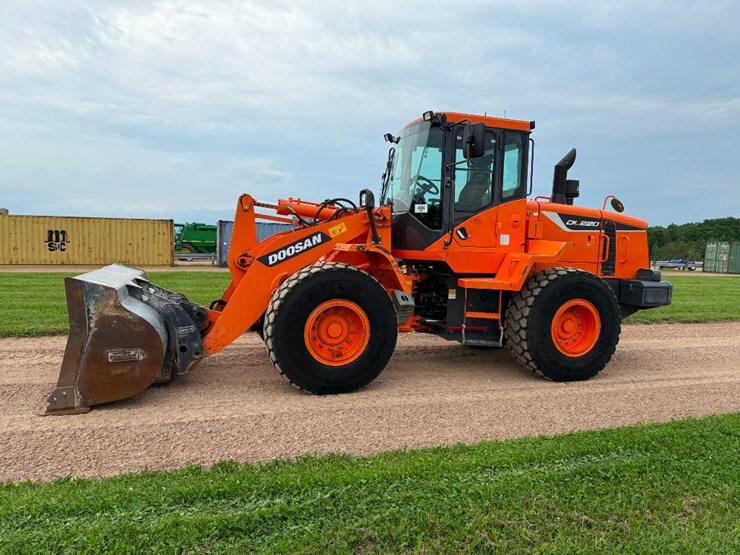 2017-doosan-dl220-5-image-1