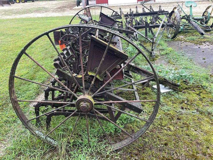 #7494-•-antique-seeder-image-4