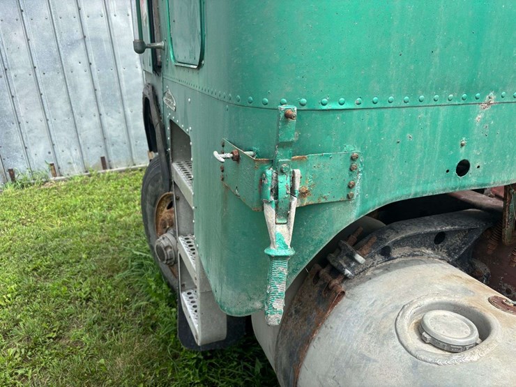 white-freightliner-cabover-semi-image-19