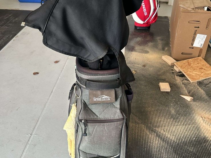 great-divider-golf-bag-and-wilson-clubs-image-4