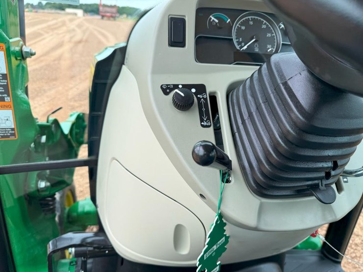 2020-john-deere-3033r-image-45