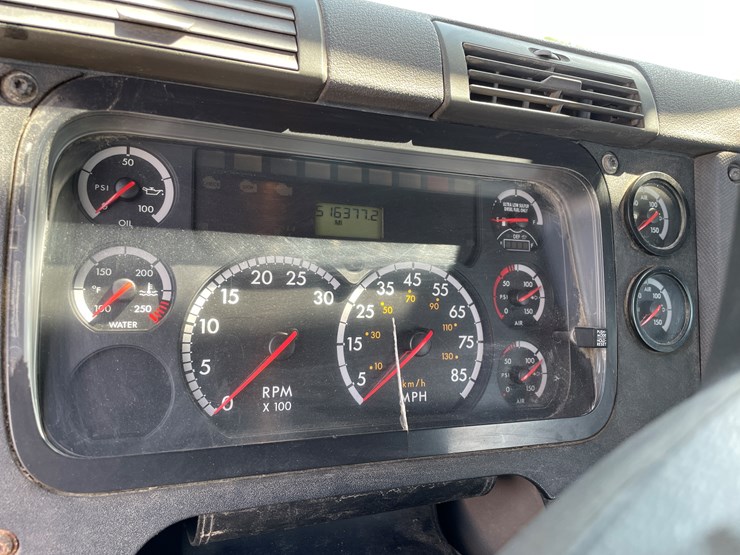 #6246-•-2011-freightliner-cascadia-semi-tractor-(has-wi-title)-image-42