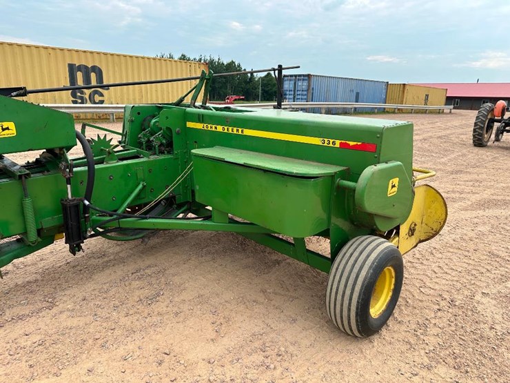 john-deere-336-image-3