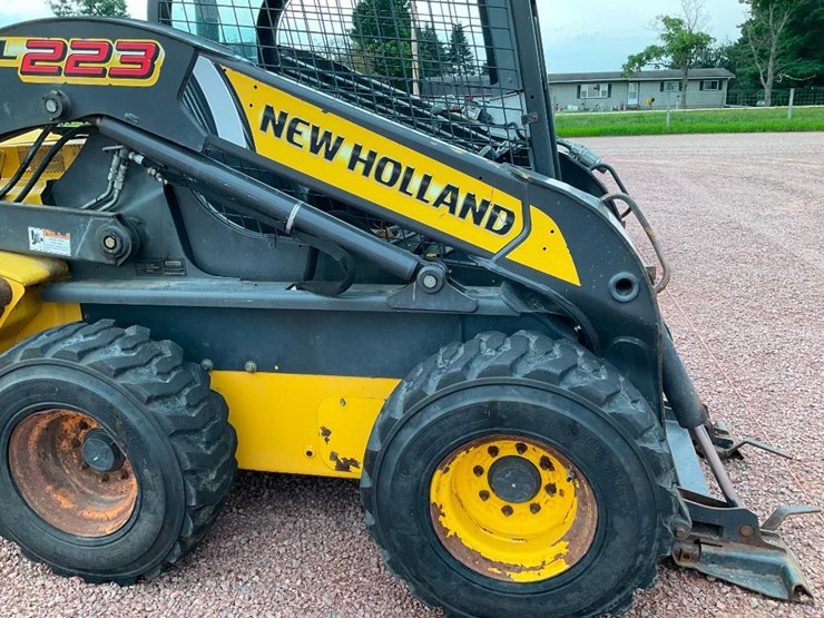 2015-new-holland-l223-image-19