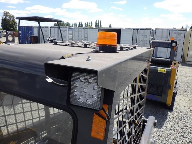 2025-cfg-krw232-skid-steer-loader-image-11