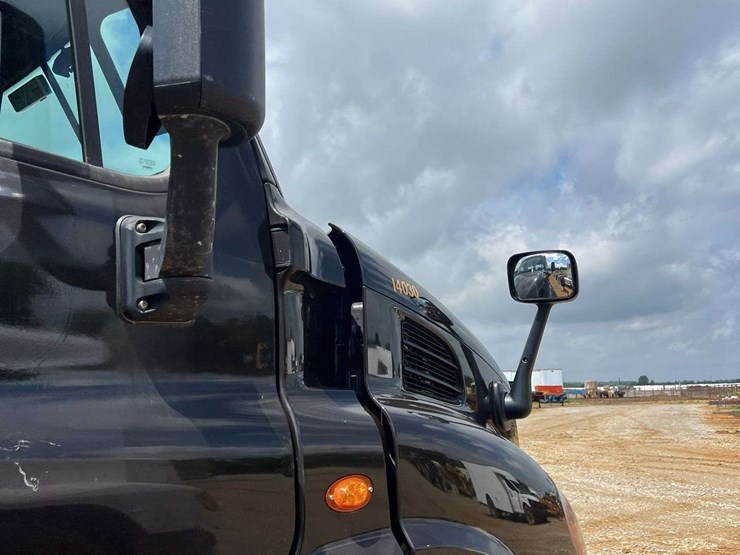 2015-freightliner-s/a-daycab-truck-*inop-image-17