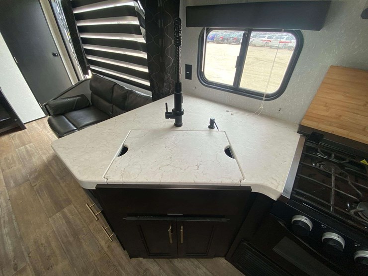 2022-forest-river-cherokee-grey-wolf-26brb-patriotic-edition-32ft.-t/a-travel-trailer-image-23
