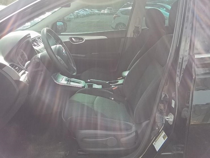 2014-nissan-sentra-runs/moves-s-image-5