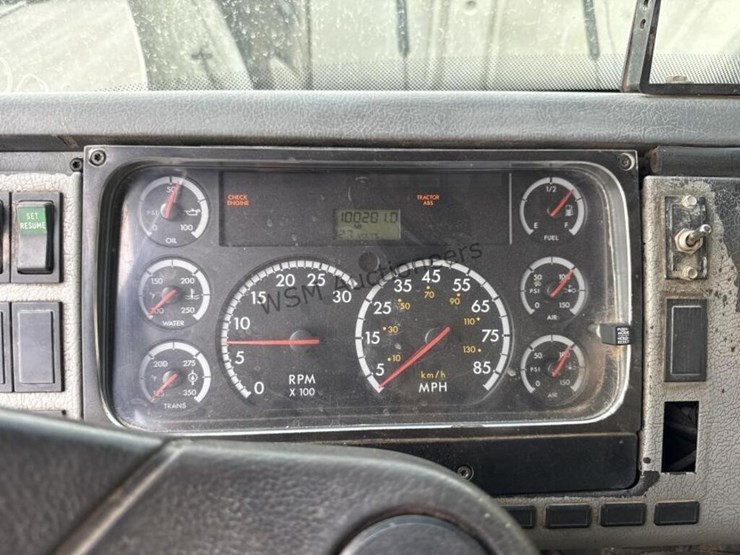 2003-freightliner-fl70-image-27