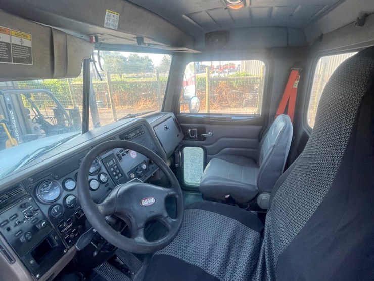 2010-peterbilt-340-image-6