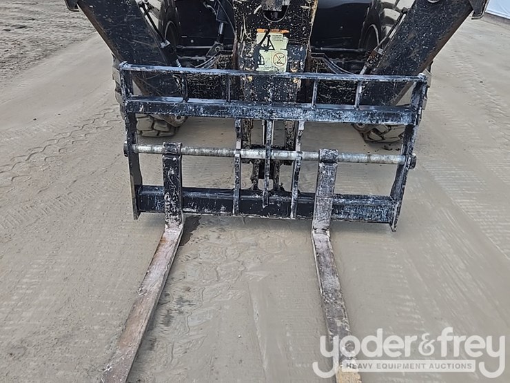 2019-jlg-1055-image-11