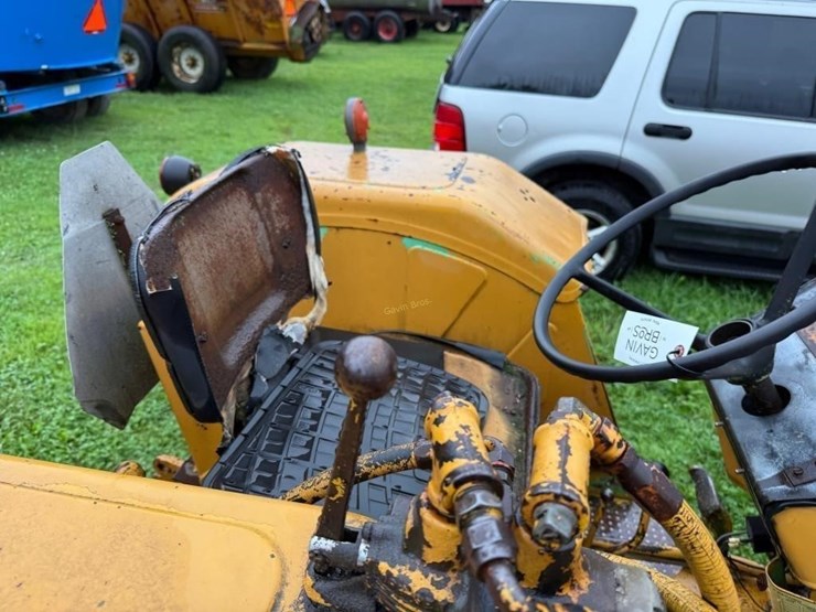 deutz-industrial-tractor-with-broom-image-13