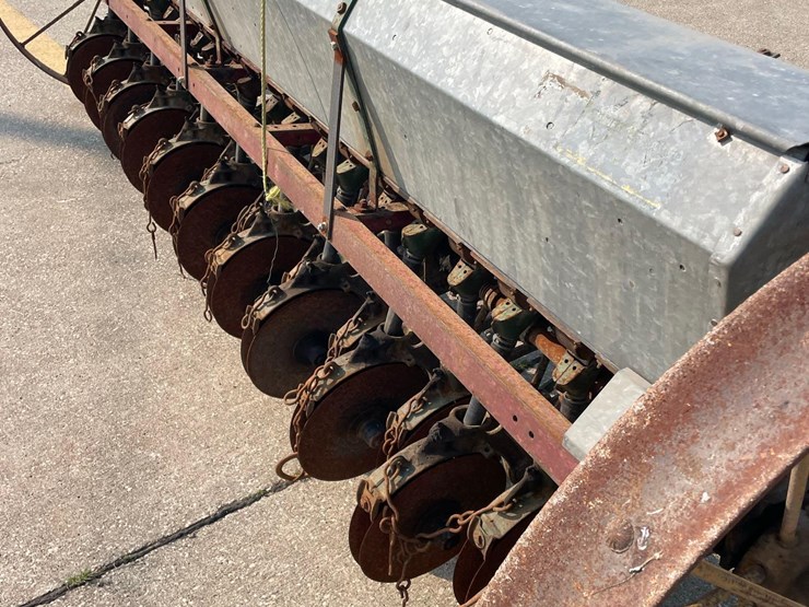 minneapolis-moline-12ft-steel-wheel-grain-drill-image-12