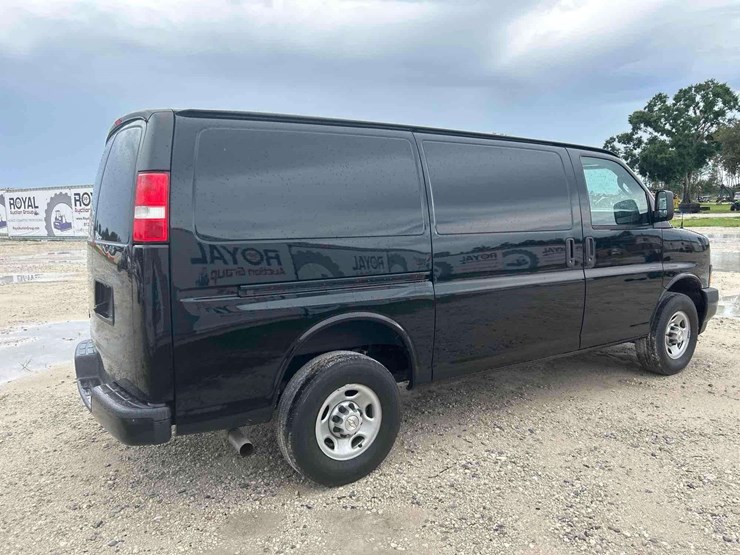 2023-chevrolet-express-2500-image-3