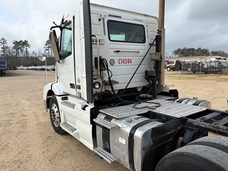 #78680-•-2014-volvo-vnm-truck-tractor-image-9