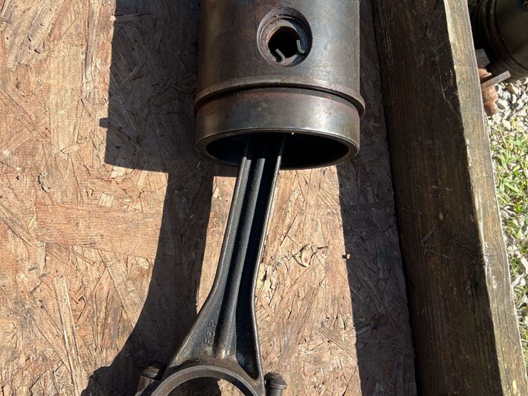john-deere-model-g-pistons,-rods,-and-camshaft-image-2