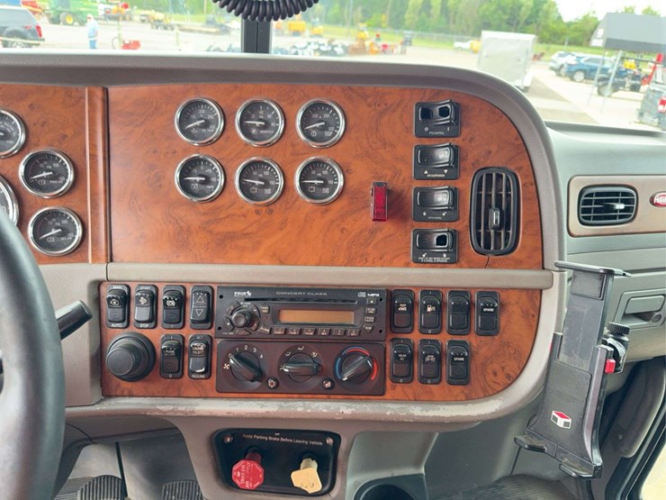 2008-peterbilt-388-image-52