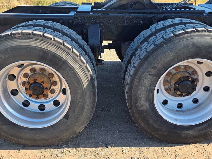 2020-peterbilt-567-image-17