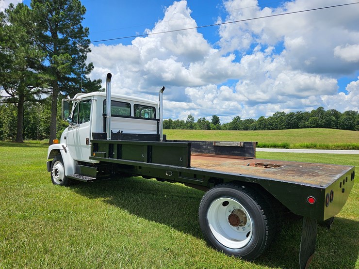 2000-freightliner-fl60-image-12