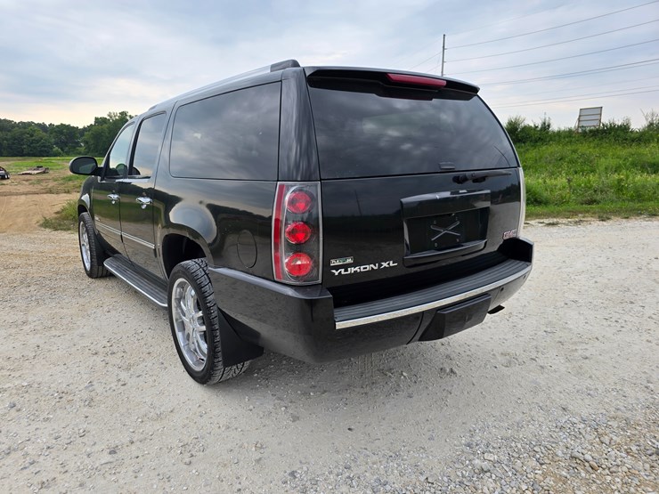 2011-gmc-yukon-xl-image-16