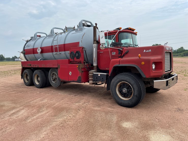 #4728-•-1995-mack-tri-axle-water-tank-truck-(has-wi-title)-image-5