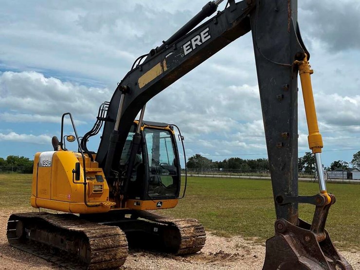 2016-deere-135g-image-2