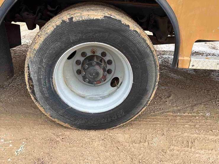 2011-freightliner-m2-image-17