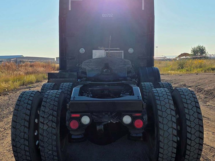 2015-peterbilt-389-image-5