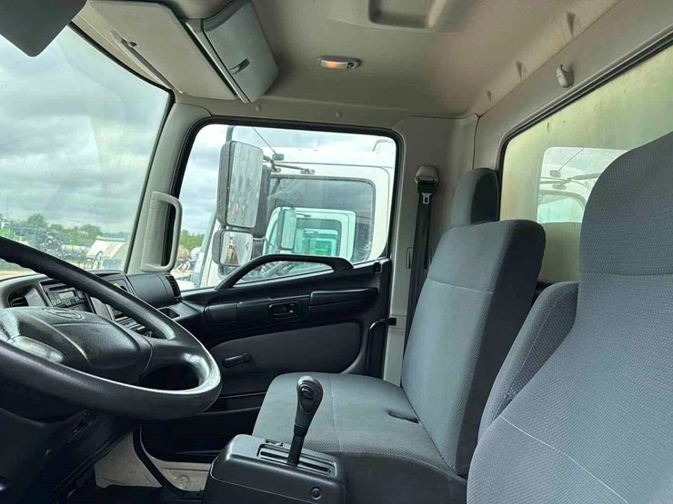 2015-hino-box-truck-image-9