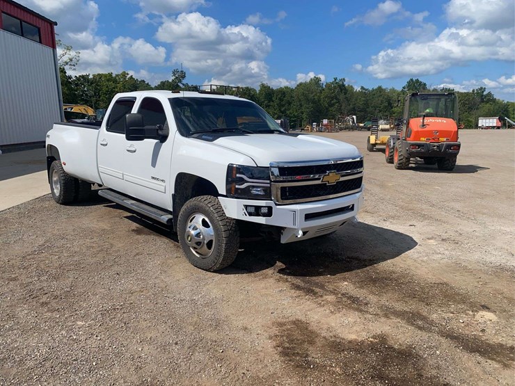 2012-chevrolet-3500-image-4