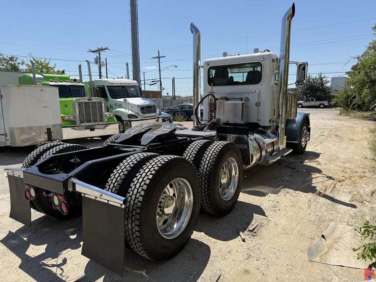 2014-peterbilt-389-image-3
