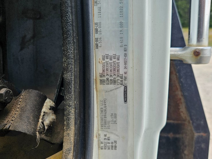 2002-freightliner-fl70-image-45