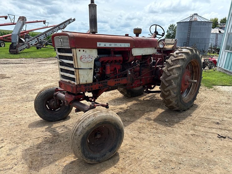internationa-560-diesel-tractor-image-4